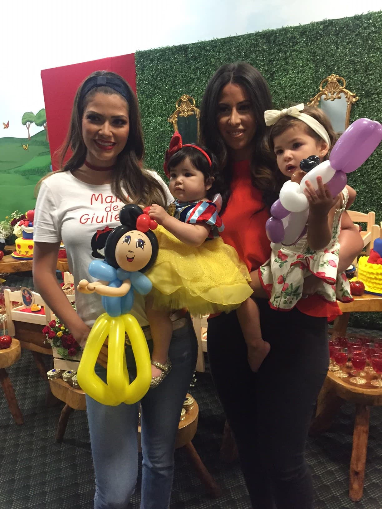 Ana y Giulietta agradeciendo a sus amiguitos por acompañarlos.