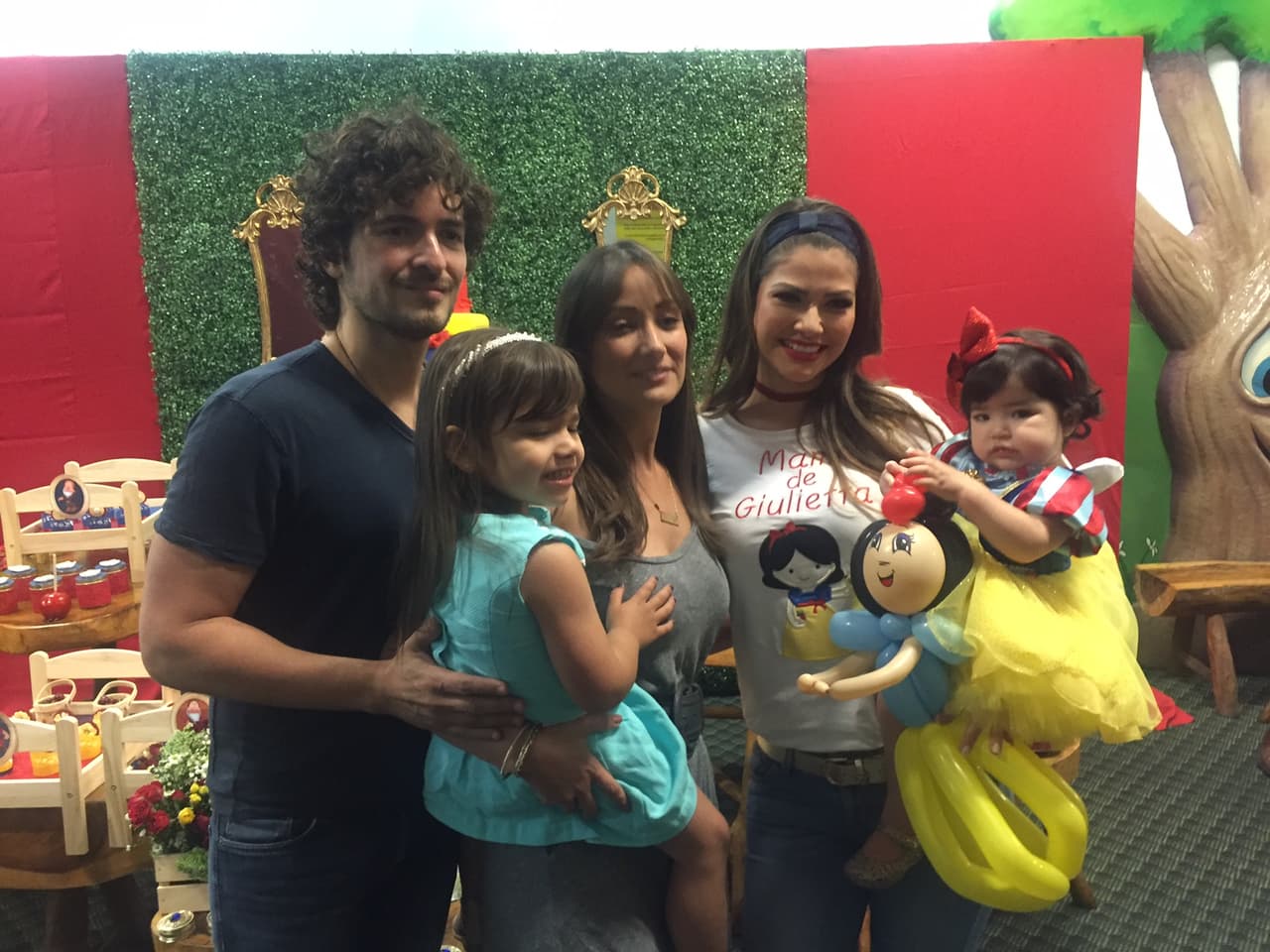 Karla Monroig llegó con su esposo Tommy Torres y su hermosa hija Amanda.