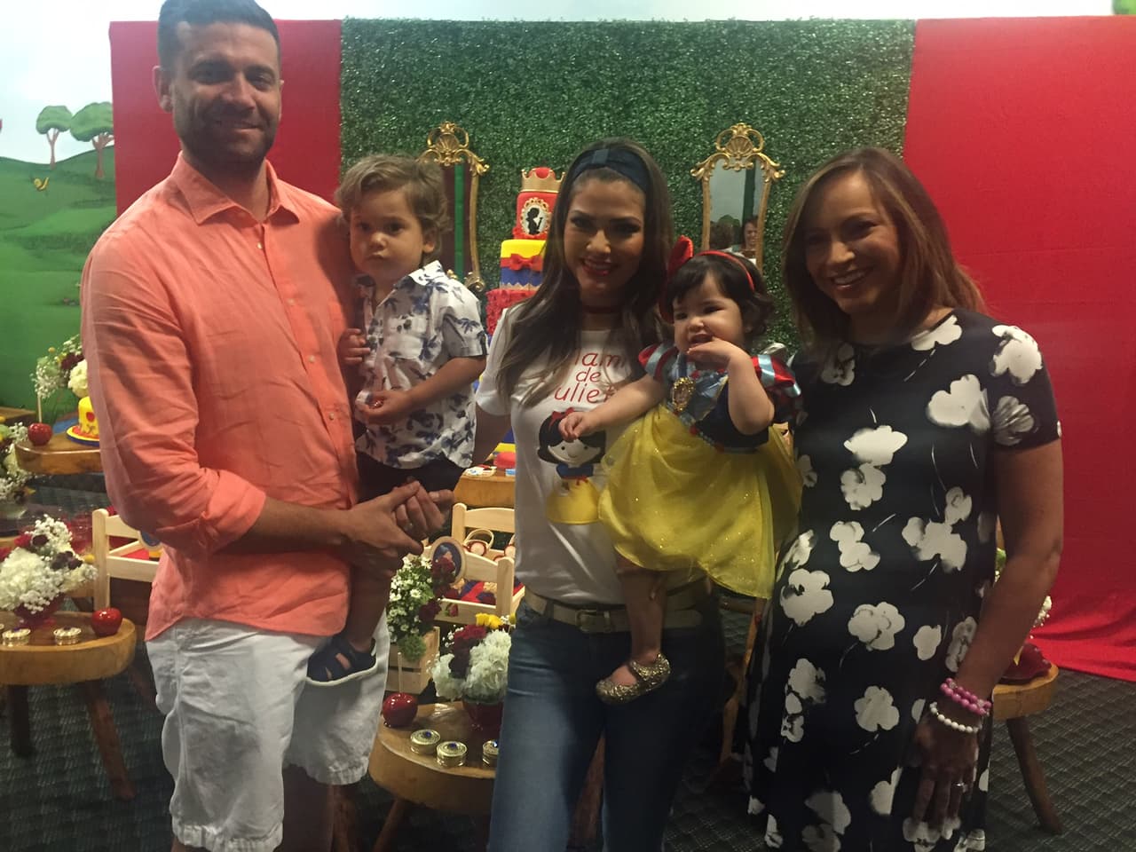 Satcha llegó acompañada de sus dos caballeros, su esposo Aaron y su precioso hijo Bruce.