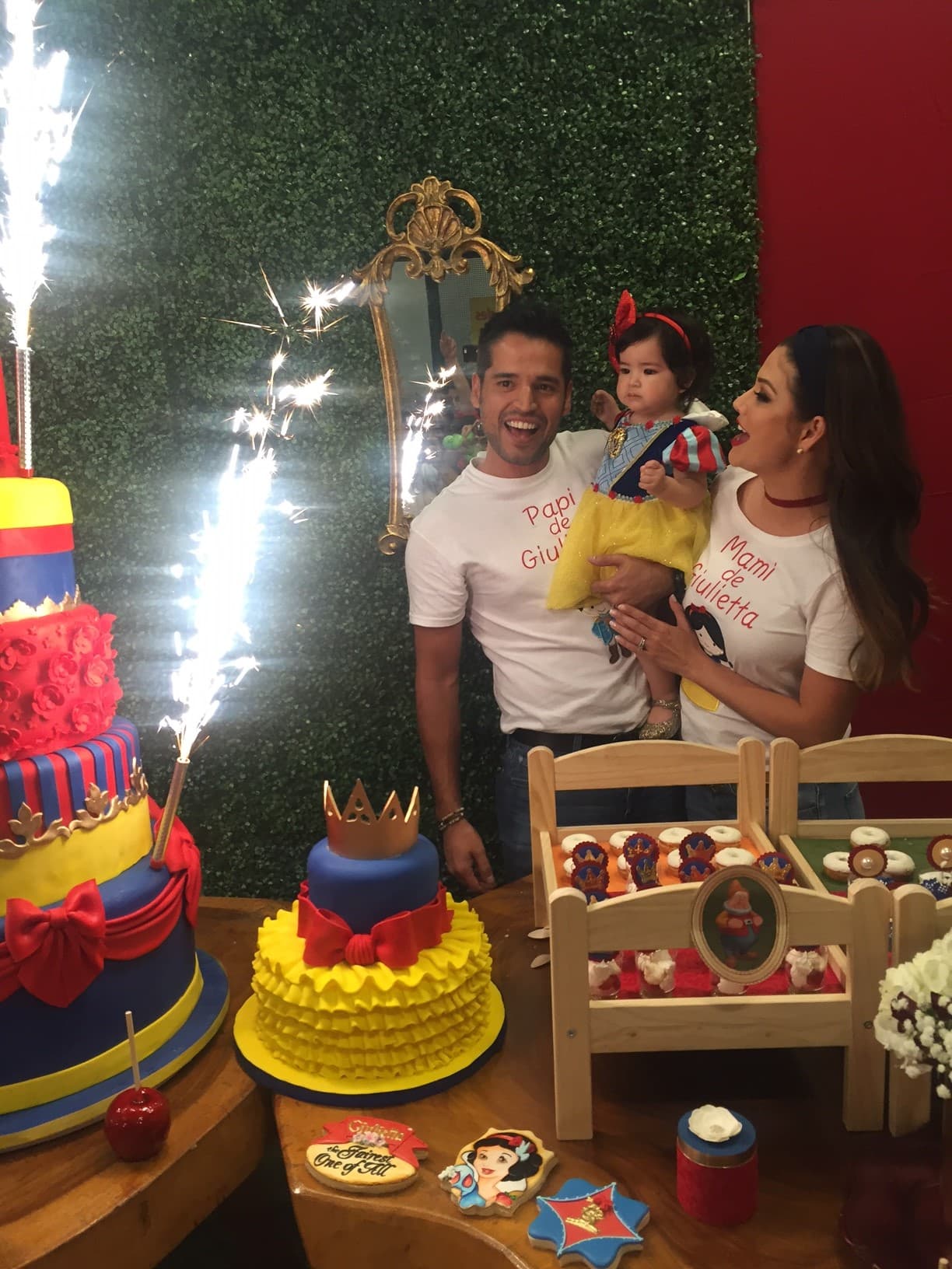 Giulietta estaba sorprendida con las luces de su pastel.