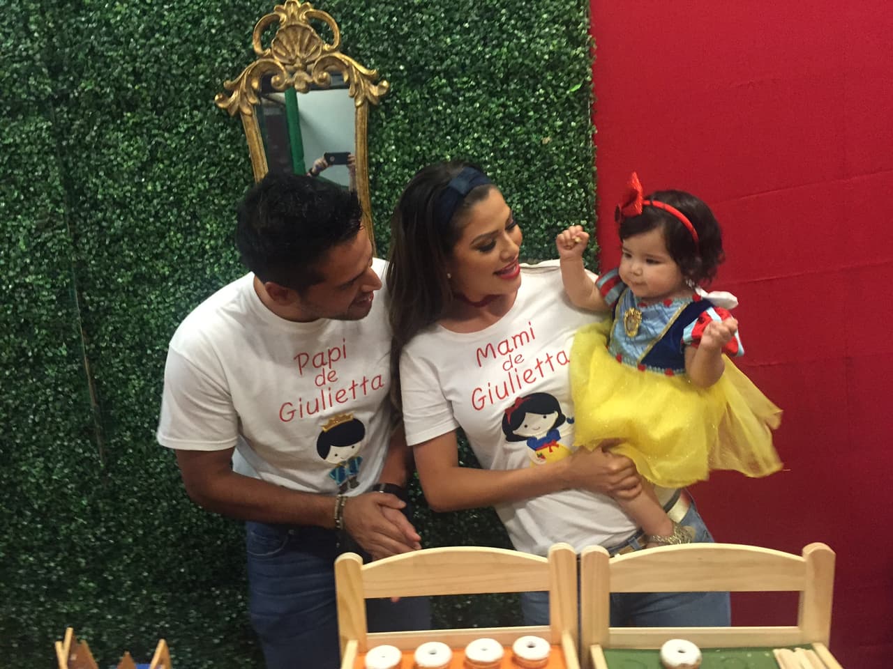 Papá, Mamá y Giulietta, vestida como una hermosa Blanca Nieves, listos para el festejo.