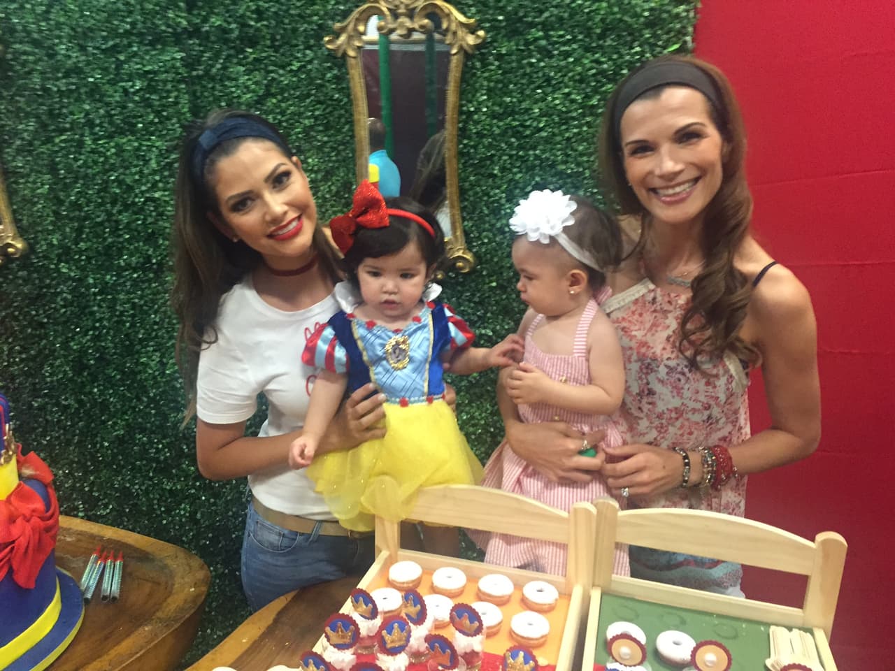 Baby Michelle, hija de Cristy Bernal y Alan Tacher, saludando a su amiguita Giulietta.