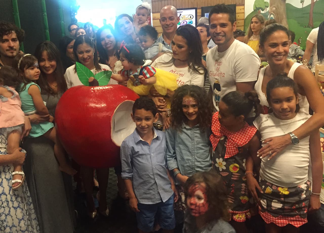 Todos listos para partir la piñata en forma de manzana.