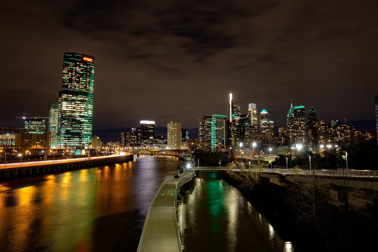 El centro de Filadelfia permanece encendido color verde y blanco en celebración de la victoria del los Eagles.