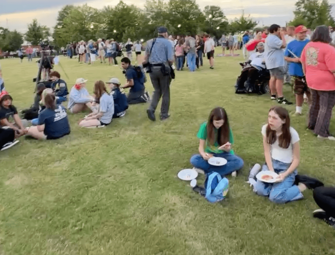 Hubo quienes perdieron el apetito con la tragedia, que 
<b><a href="https://www.univision.com/noticias/estados-unidos/mensajes-nino-madre-durante-tiroteo-apalachee-georgia" target="_blank">comenzó a las 10:20 de la mañana</a></b>. Durante la vigilia, voluntarios repartieron pizza y unos a otros, algunos asistentes se iban convenciendo de compartir al menos un pedazo.