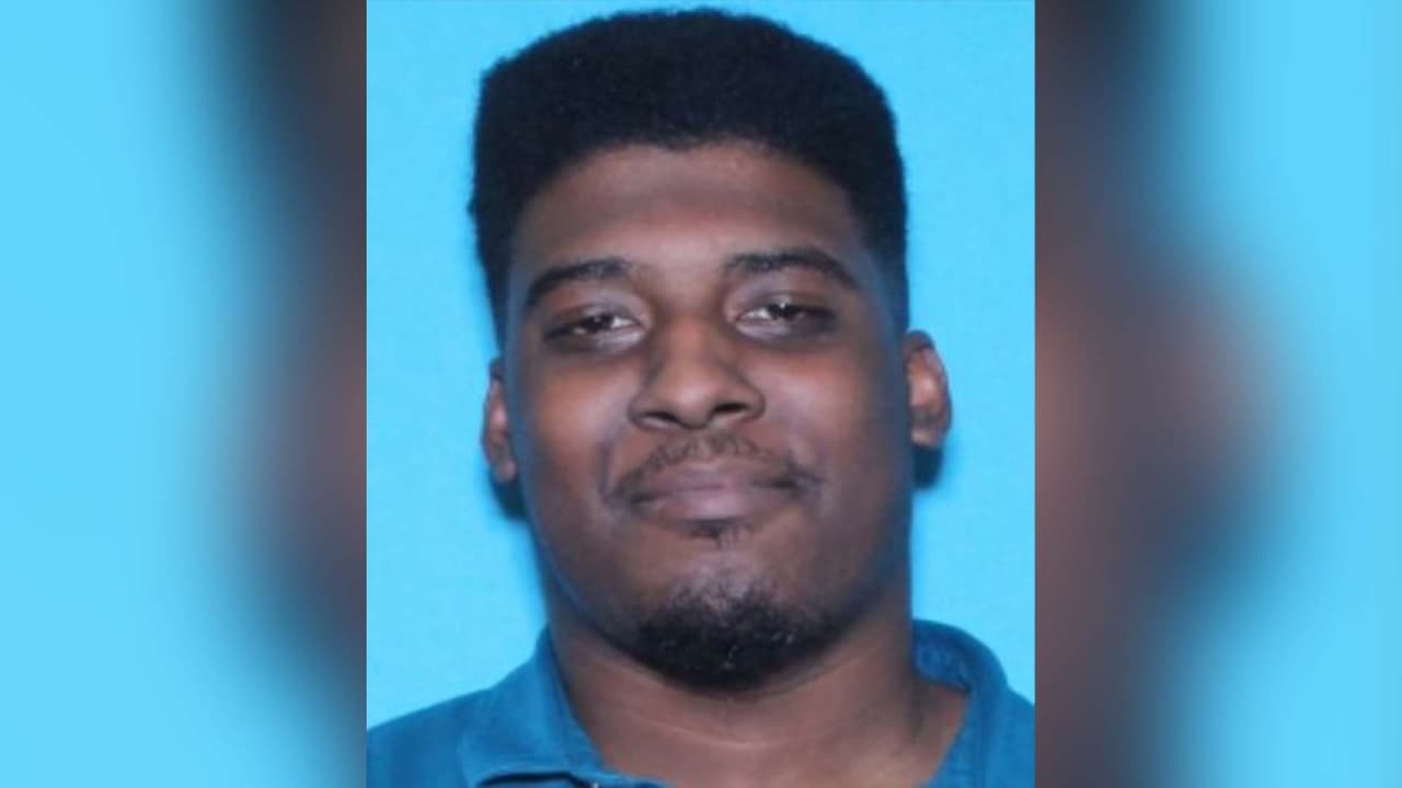 Ladamian Rashad Collins – Es buscado por las autoridades por asaltar a un miembro de la familia e impedir la respiración.