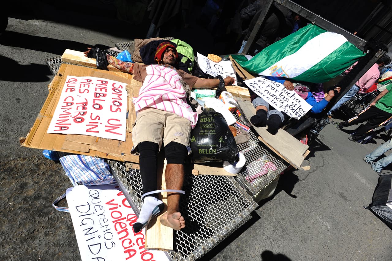 Y el ministro Carlos Romero dijo que hay "infiltrados" en las protestas. Pero los dirigentes aseguran que son universitarios que apoyan su reclamo.