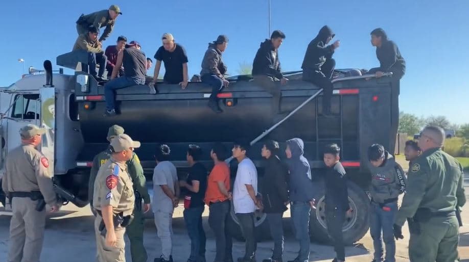 La policía estatal de Texas desplegada descubrió un camión de volteo repleto con 60 inmigrantes escondidos en su interior.