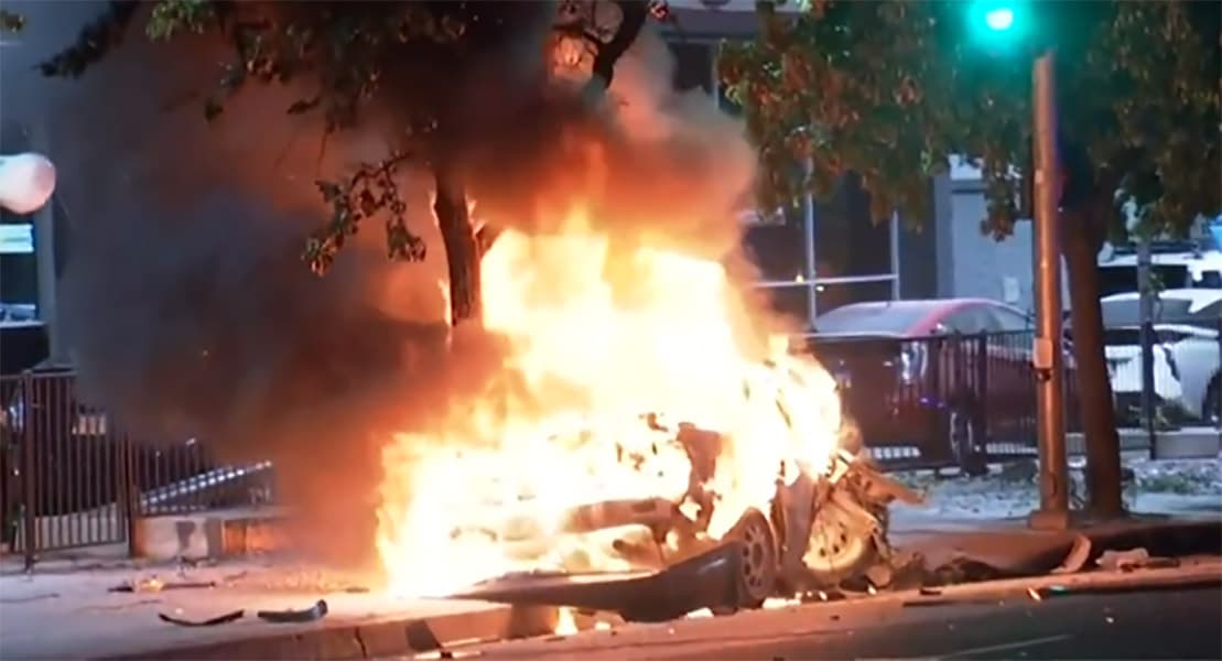 <b>Mayo</b>: Dos personas 
<a href="http://https://www.univision.com/los-angeles/kmex/noticias/muertes/mueren-dos-personas-al-estallar-el-vehiculo-en-el-que-huian-de-la-policia">murieron incineradas luego de que el vehículo en el que huían de la policía estallara en llamas</a> al chocar contra un árbol en Hollywood.