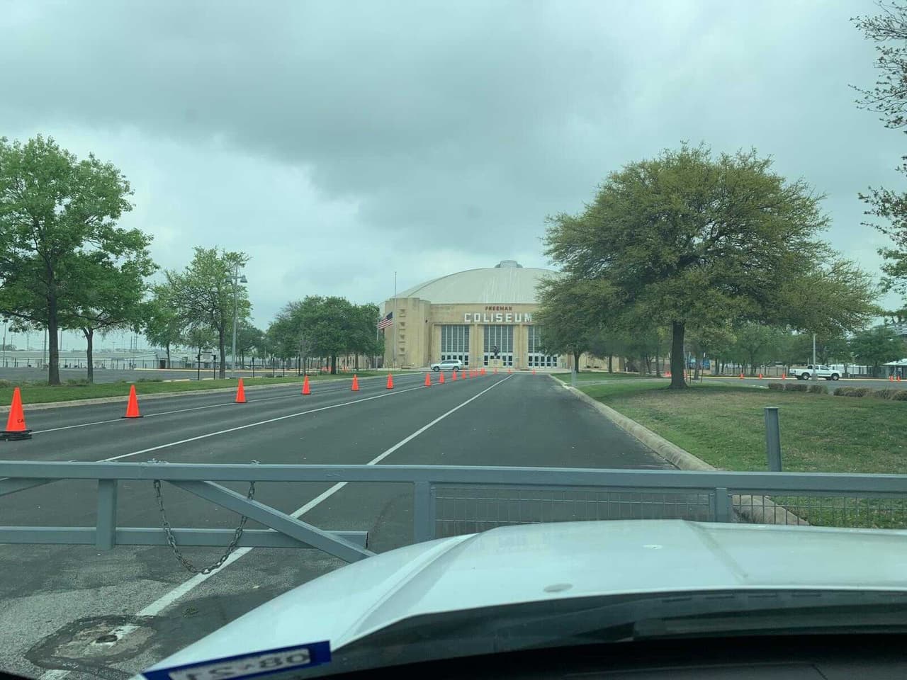 Las acusaciones denunciadas por el mandatario fueron presentadas a la 
<a href="https://hhs.texas.gov/es" target="_blank">Comisión de Salud y Servicios Humanos de Texas</a> y al 
<a href="http://www.dfps.state.tx.us/espanol/" target="_blank">Departamento de Servicios para la Familia y de Protección de Texas. </a>
<br>
<br>Estas agencias no tienen jurisdicción para investigar debido a que el Coliseo Freeman no tiene licencia del estado de Texas.