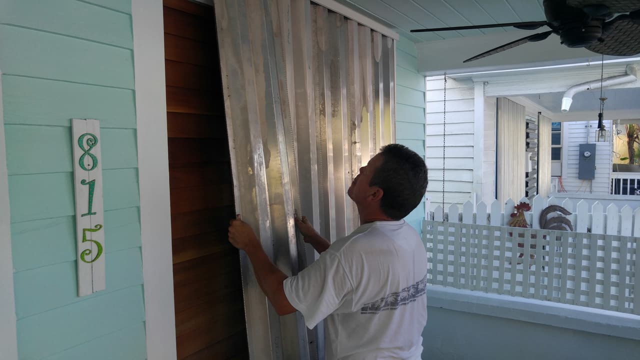 No hay que perder de vista que tu póliza de seguro de hogar tiene un deducible por daños de huracán. Aunque eso debería ser de conocimiento común -porque ha estado en los estatutos de la Florida en contratos de seguro por lo menos desde 1997- si el huracán Irma llega a golpear el estado habrá algunas personas sorprendidas.