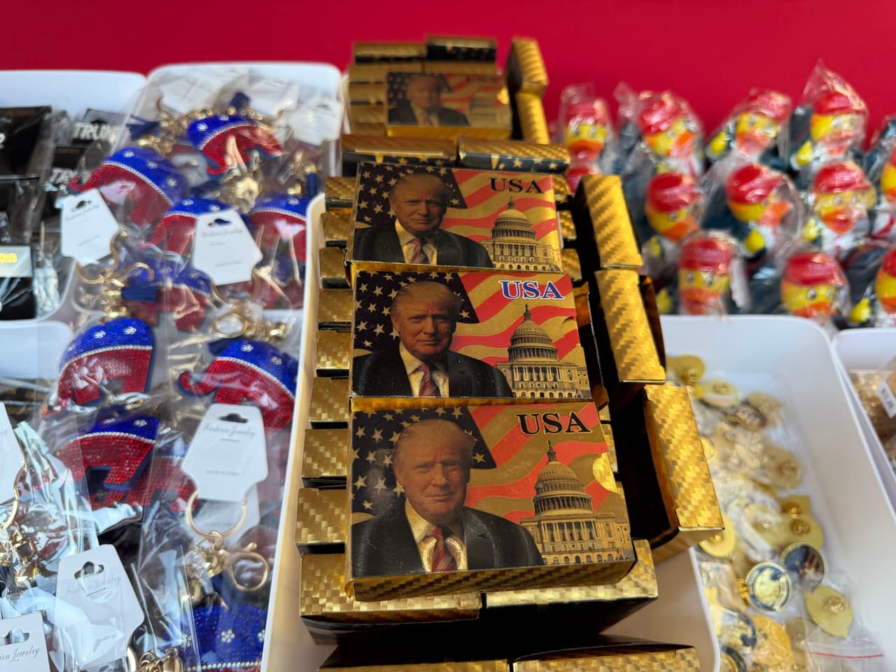 La imagen del
<b> presidente Donald Trump</b> está presente en todos los centros de venta, en productos como las barajas.