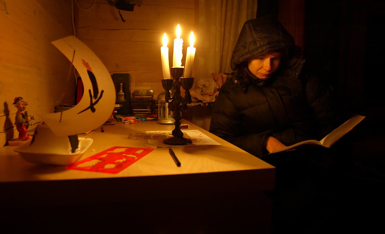 Para dormir también es necesario prepararse. Usa pijamas de franela, calcetines gruesos, ropa interior térmica y ten a mano un albornoz.