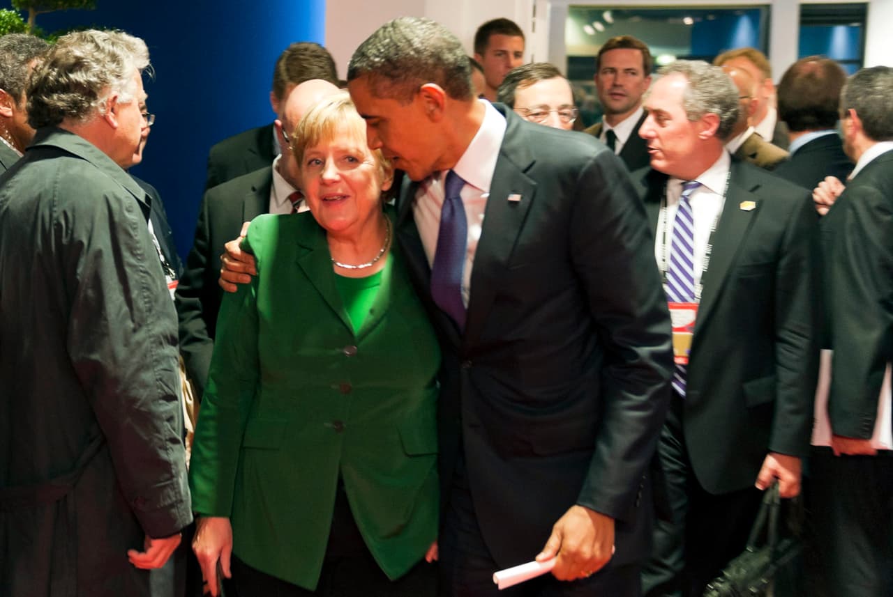Merkel ha tenido una buena relación personal con Obama en estos ocho años que han compartido el poder. El presidente de EEUU abraza a la canciller alemana al salir de un encuentro durante el G20 en Cannes, Francia, 2011.