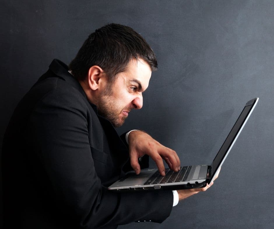 <b>Para evitar mensajes electrónicos</b> amenazantes no abras archivos adjuntos de remitentes desconocidos ni te comuniques con personas desconocidas ni abras solicitudes no pedidas. Siempre verifica que tus dispositivos tengan el nivel más alto de protección.
<br>