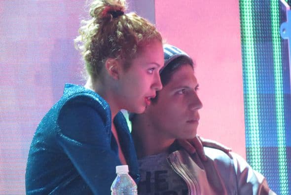 La chica de 18 años se sentó en las piernas del mexicano.