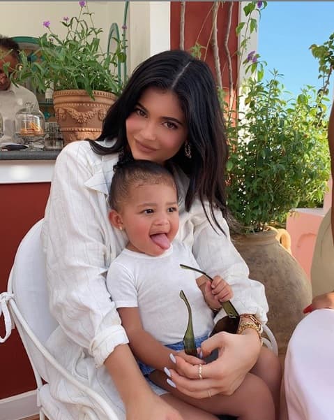 Como cualquier otra madre, las Kardashian no están exentas de situaciones adversas con sus hijos. En junio pasado, Kylie Jenner, media hermana de Kim, pasó por una situación similar cuando tuvo que llevar a su hija Stormi (con ella en la foto) a la sala de urgencias
<b><a href="https://www.univision.com/famosos/kylie-jenner-vive-la-peor-pesadilla-de-una-madre-tuvo-que-llevar-a-stormi-de-emergencia-al-hospital-fotos" target="_blank">tras una reacción alérgica.</a></b>
<br>