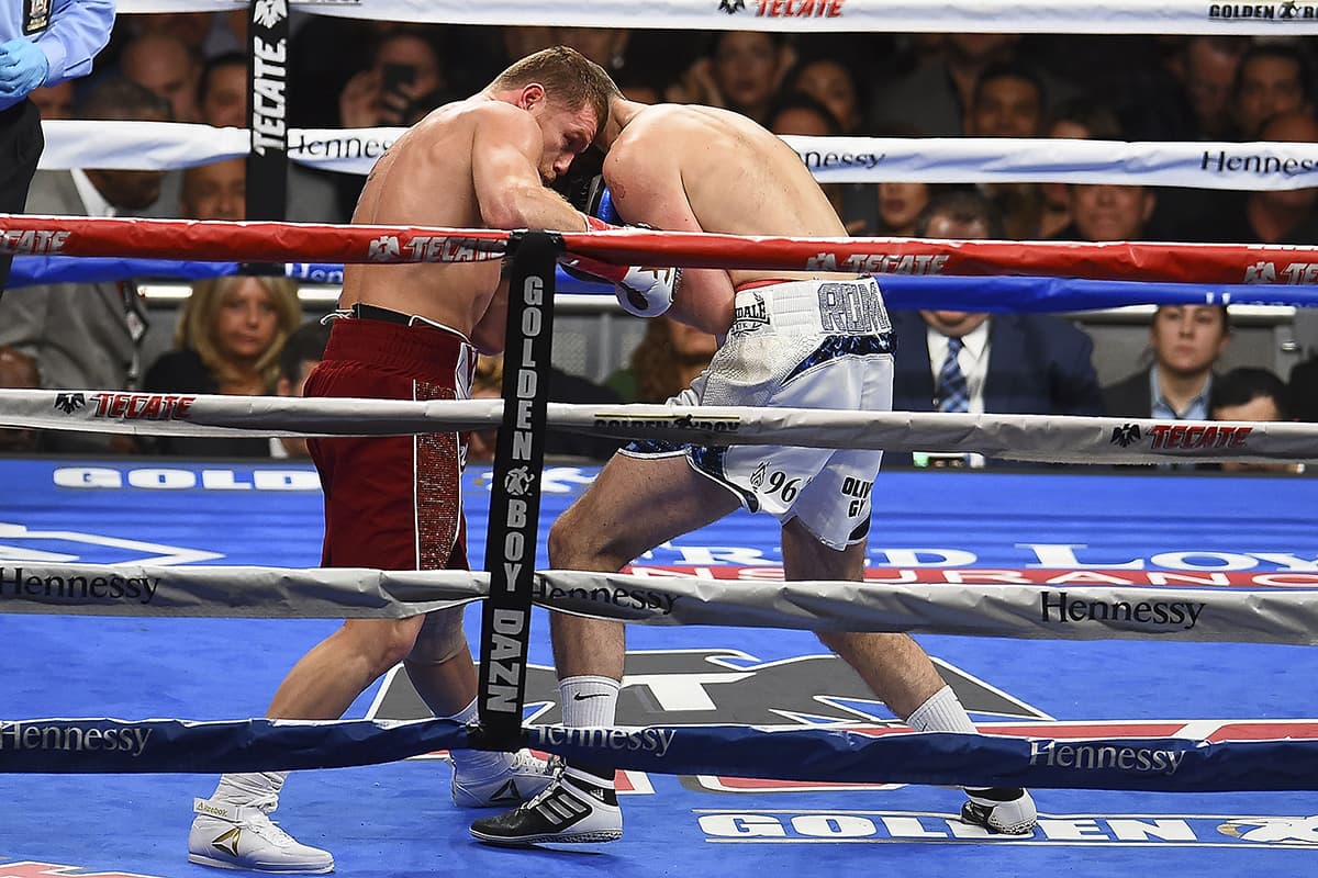 La parte baja del cuerpo de Fielding fue el blanco predilecto de los ataques de 'Canelo' durante el combate.