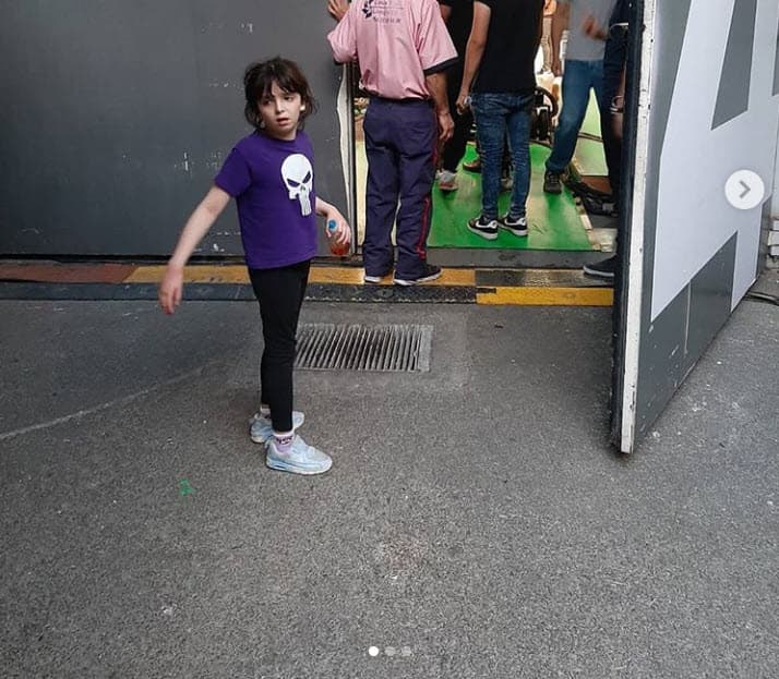 "Tiene el diagnóstico de moderado a severo, con los tratamientos y las terapias pues estamos tratando de que disminuya lo más posible […] La veo cada vez con 
<b>más intenciones de comunicarse</b>, eso me pone muy contento porque yo creo que sus posibilidades son bastantes […] Si no hubiera la necesidad de operarla, 
<b>por supuesto que no lo haría</b>", reiteró.
<br>