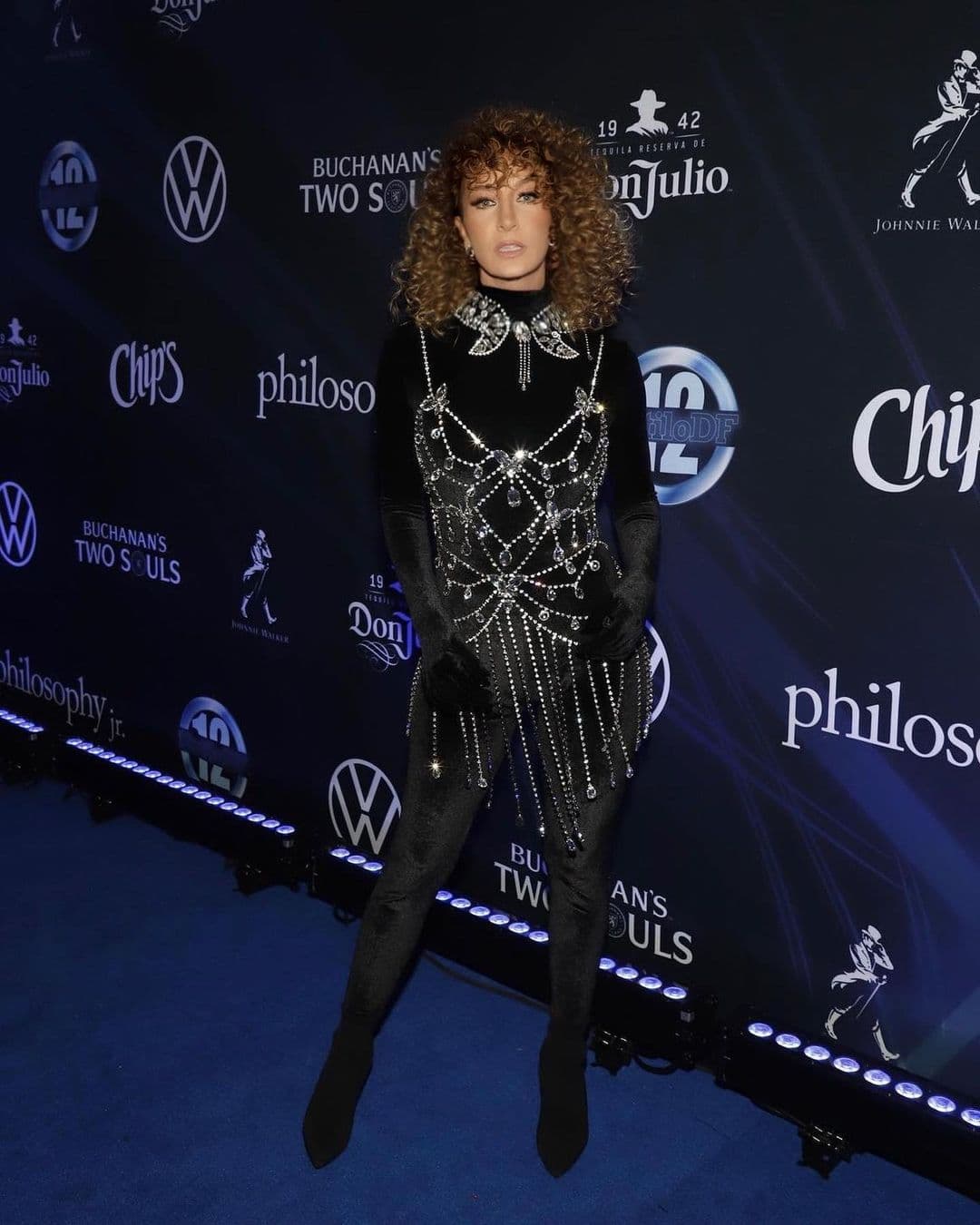 En Instagram, red social en la que cuenta con más de 5.5 millones de seguidores, compartió una serie de fotos de su paso por la alfombra de una publicación mexicana en la que muestra su transformación.