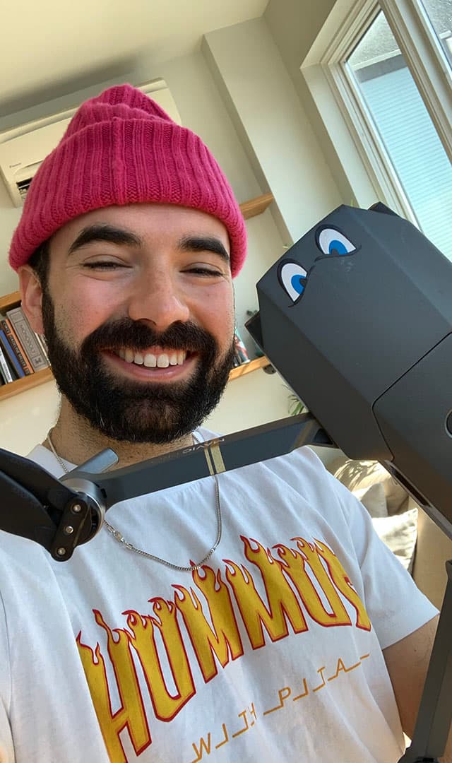 Impresionado, le envi贸 con un dron su n煤mero de celular y ella al rato le escribi贸 y as铆 comenzaron a hablar.