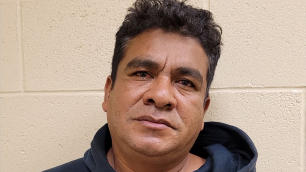 Elvis Ortiz Pineda, un delincuente sexual registrado, fue arrestado por agentes de la estación Douglas cerca de la frontera. Hace diez años en Minneapolis, el migrante guatemalteco fue condenado por delito grave de conducta sexual delictiva de segundo grado con una víctima menor de 13 años.