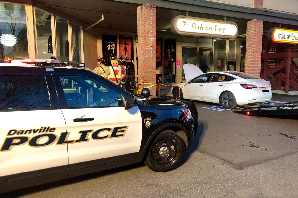 Conductor de Tesla se estrella contra restaurante en el este de la Bahía