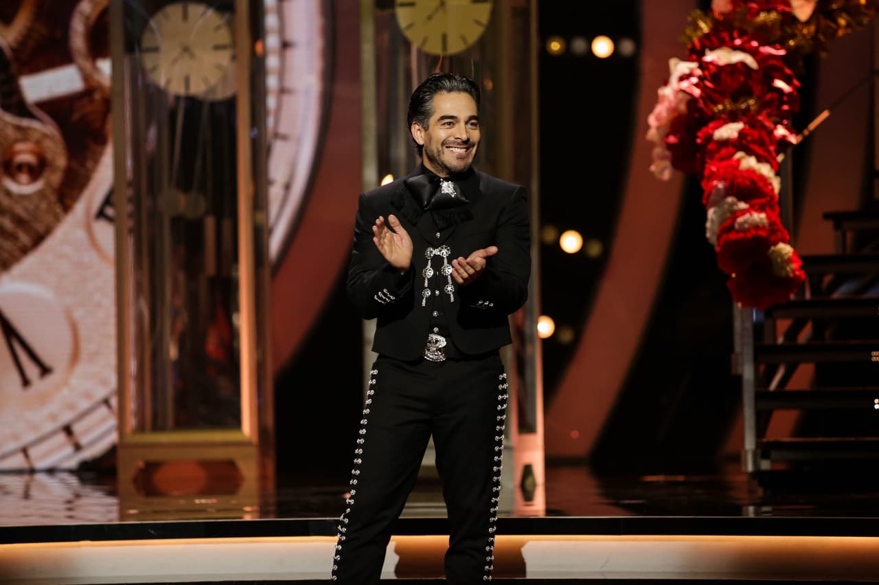 El actor, que da vida a Pedro Infante en la cinta 'Como caído del cielo', llegó al reality para interpretar con mariachi algunos de los éxitos del ícono de la época de oro del cine mexicano.