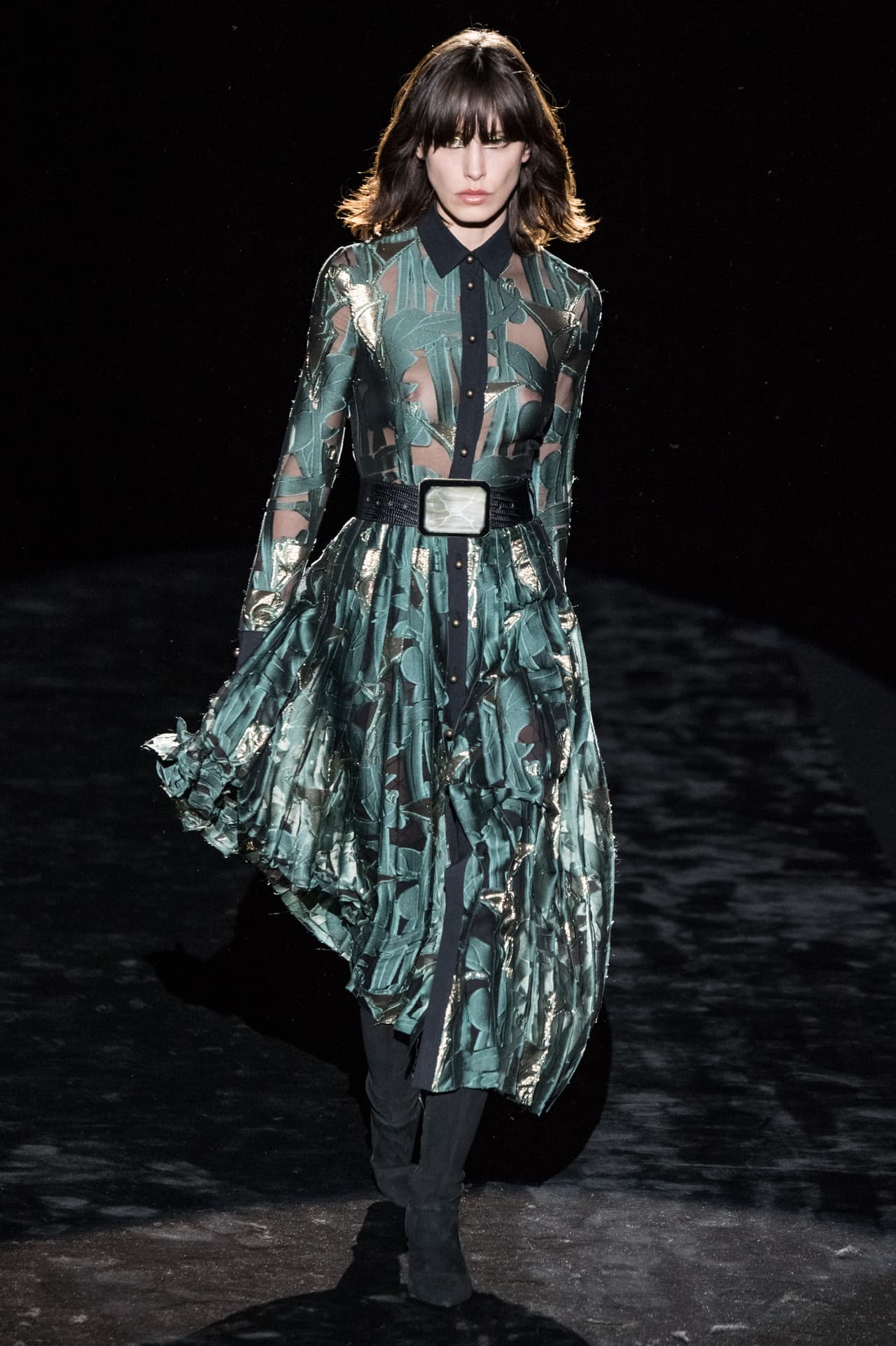 Para no correr riesgos de verse desmedidamente brillante, se puede elegir un vestido que lleve el brillo (que es infaltable) sutilmente en su tela, como en esta versión de un vestido tipo años 50 de Emmanuel Ungaro.