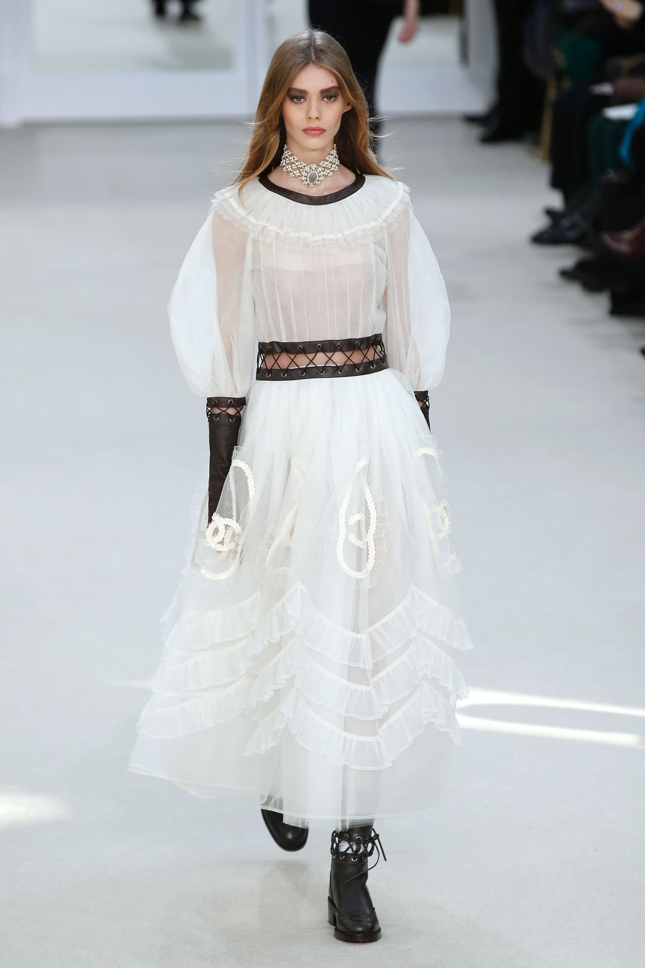 Se cree que el blanco es un color poco acertado para una gala, pero lo cierto es que con las lecciones y atrevimientos de las estrellas de Hollywood, que en los Premios Oscar pusieron este color como el nuevo emblema de la elegancia, no sorprenderá que alguien apueste hoy por un vestido en seda y encaje como este de Chanel.