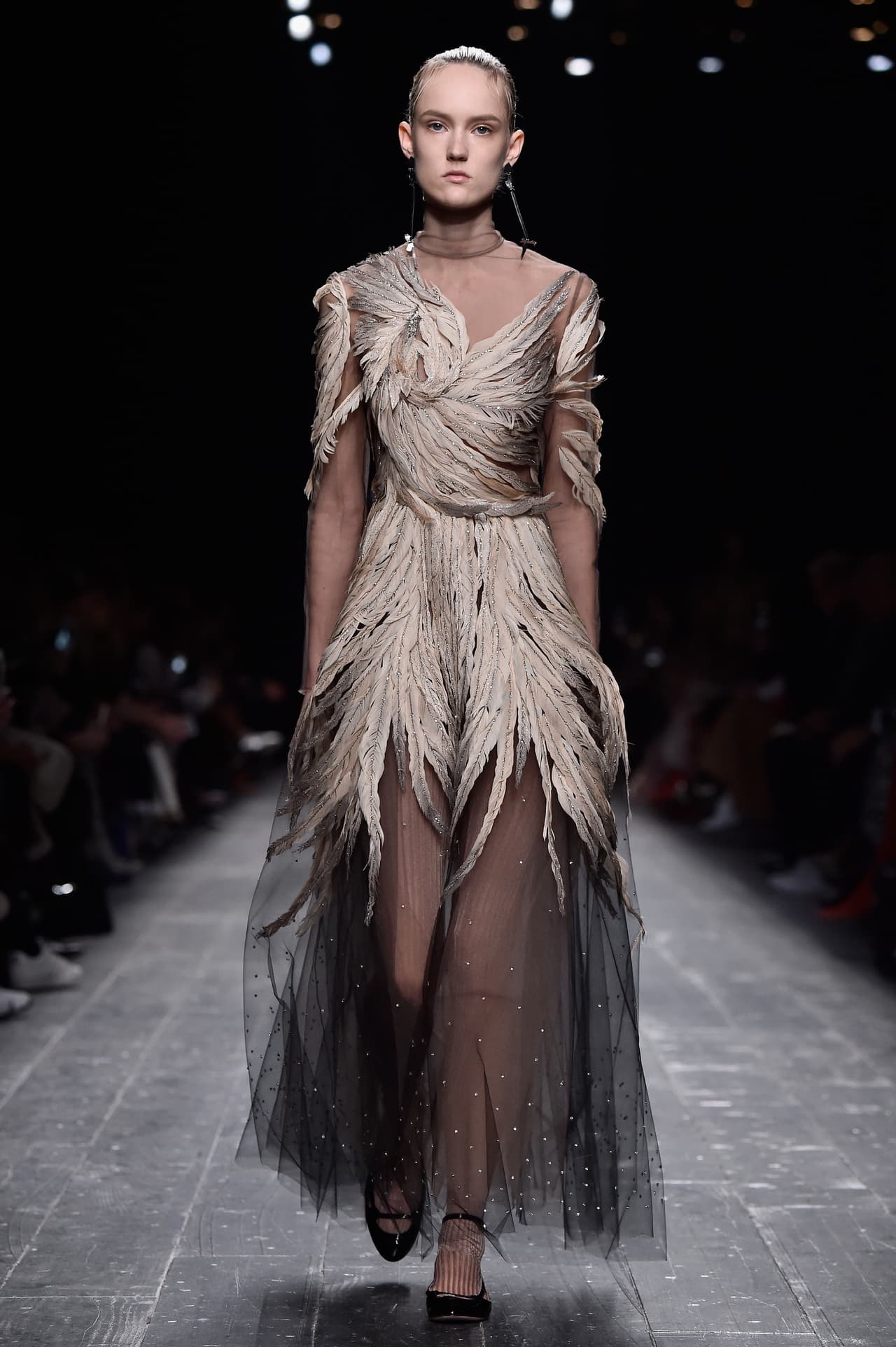 Aunque como si se tratara de una boda, todos los invitados deberían estar lejos de la elegancia que ostente la Primera Dama, es políticamente correcto llevar algo de dramatismo como lo propone este vestido Valentino. Eso sí, si se eligen plumas, transparencias y encajes, lo mejor será llevar colores muy sobrios, para que no se pierda el toque ceremonioso.