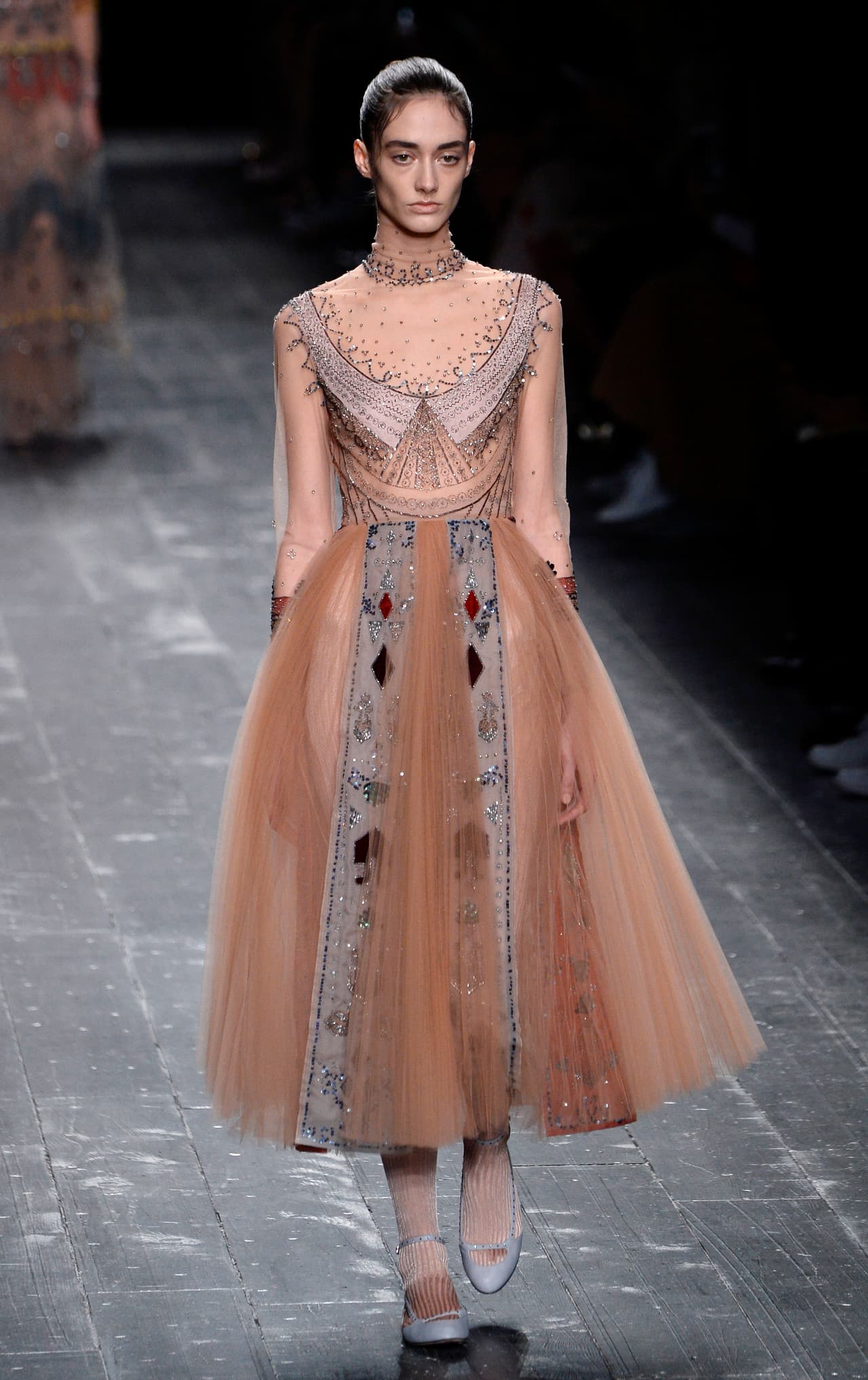 Aunque el vestido debe ser largo, se acepta ese largo 'Midi' o a media pantorrilla como este que propuso Valentino en su pasarela del Paris Fashion Week. Este corte hace que las mujeres se vean más modernas. Los tonos metalizados, los bordados y tules estarán sin duda protagonizando la noche.