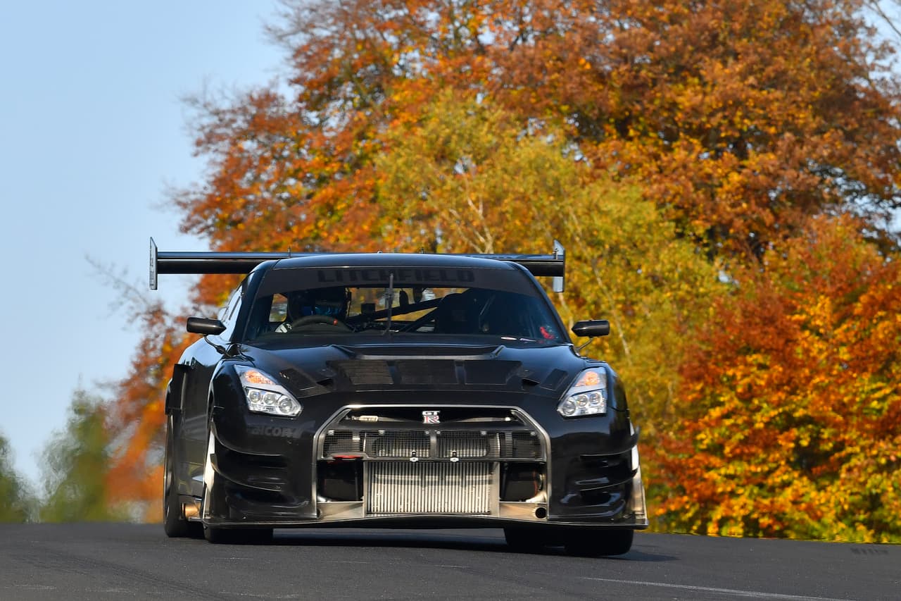 Los cuales son muy similares a los que hemos visto en la versión de competencias: Nissan GT-R Nismo GT3.