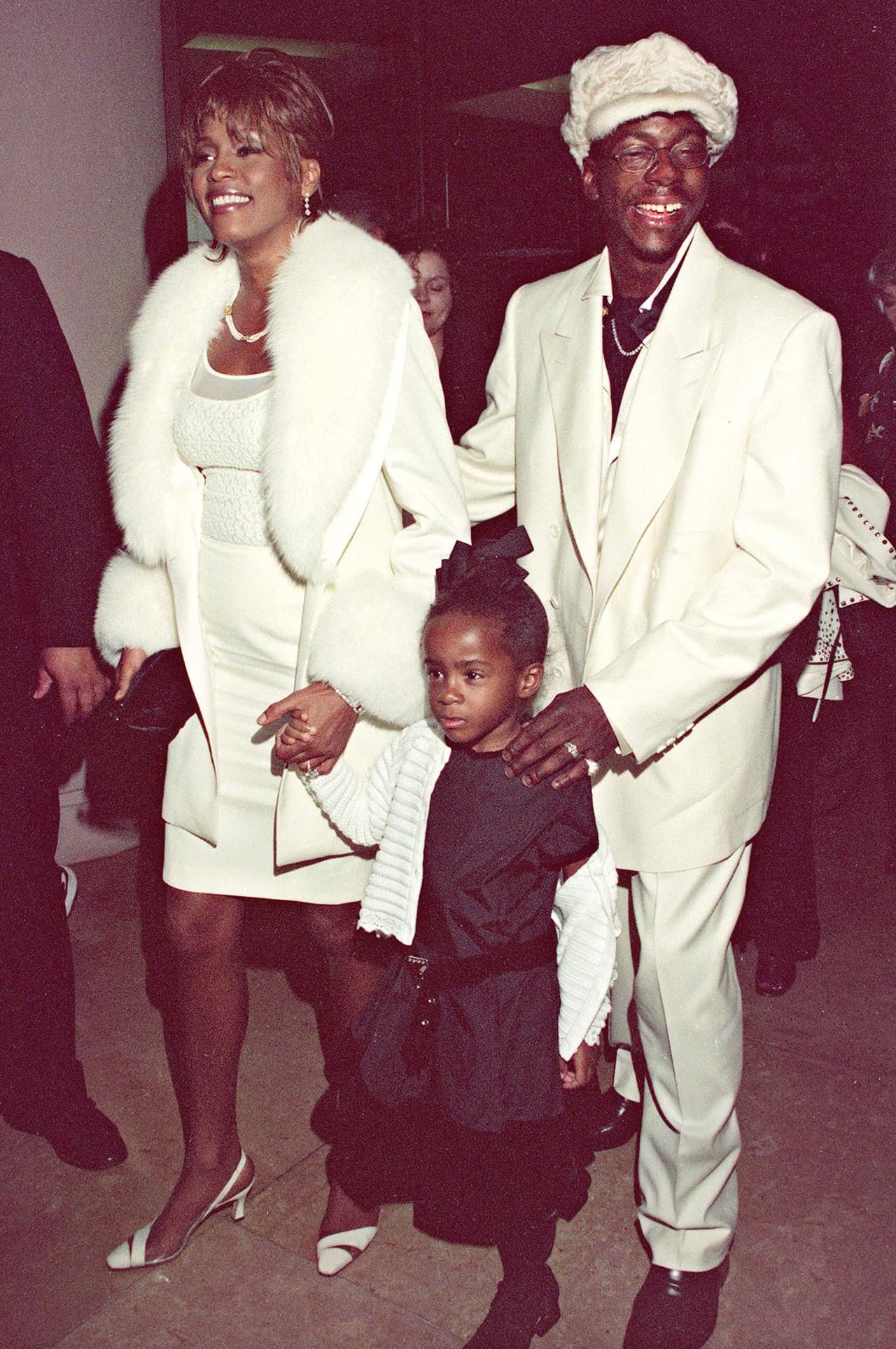 En una entrevista con ABC para el programa
<a href="http://abcnews.go.com/2020/video/bobby-brown-falling-love-marrying-whitney-houston-part-39686979"><u>20/20</u></a>, Brown confesó que golpeó a la cantante una vez frente a su hija Bobbi Kristina.