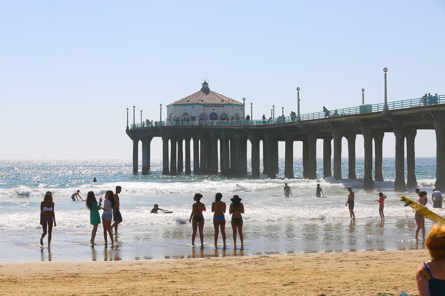 Llegó el 56° abierto de voleibol de playa a Manhattan Beach ofreciendo cuatro días de mucho deporte, actividades familiares, noche de cine, juegos interactivos y por primera vez un experiencia VIP Skybox para los fanáticos de este deporte.