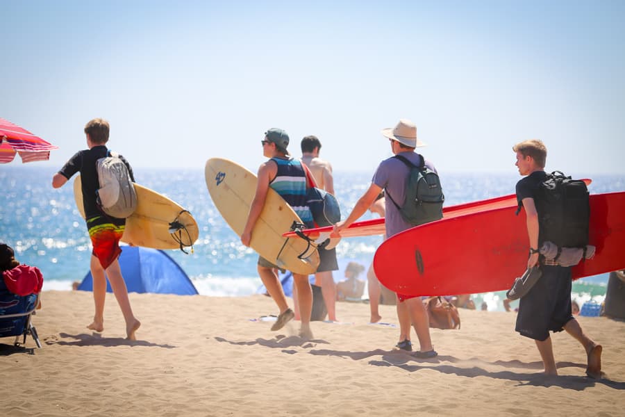 Llegó el 56° abierto de voleibol de playa a Manhattan Beach ofreciendo cuatro días de mucho deporte, actividades familiares, noche de cine, juegos interactivos y por primera vez un experiencia VIP Skybox para los fanáticos de este deporte.