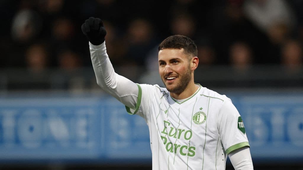 Santiago Giménez genera carrera entre Tottenham y Arsenal por su fichaje