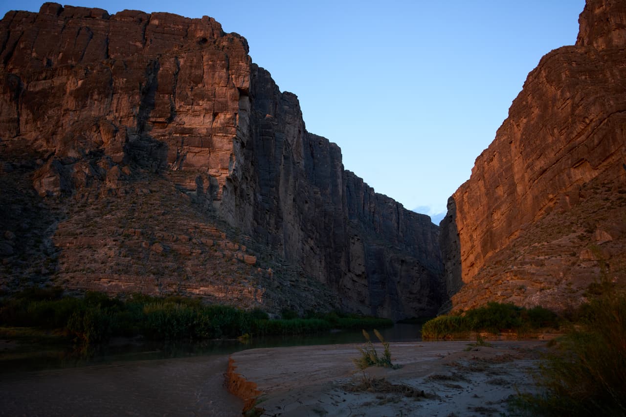 El sol naciente ilumina el cañón de Santa Elena, el sábado 26 de septiembre de 2026, en el Parque Nacional Big Bend, Texas.