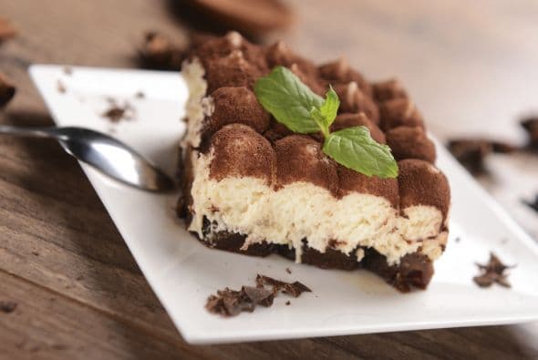 El secreto, según Luca. “Yo creo que la clave para una crema de tiramisú suave, es agregar la mezcla de huevo al queso mascarpone, que debe dejarse fuera del refrigerador por al menos 30 minutos”.