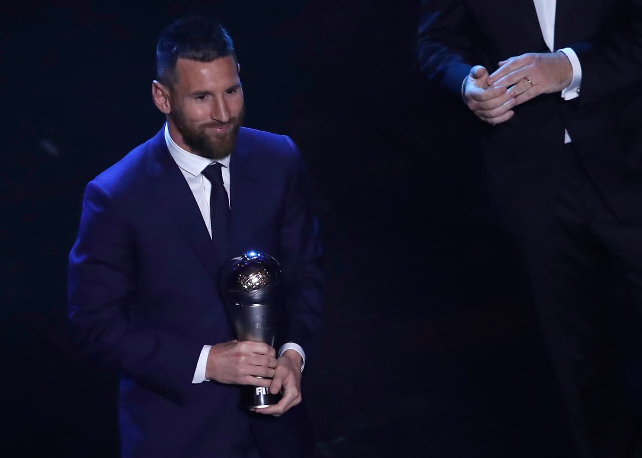 ionel Messi recibe The Best FIFA al mejor jugador masculino.