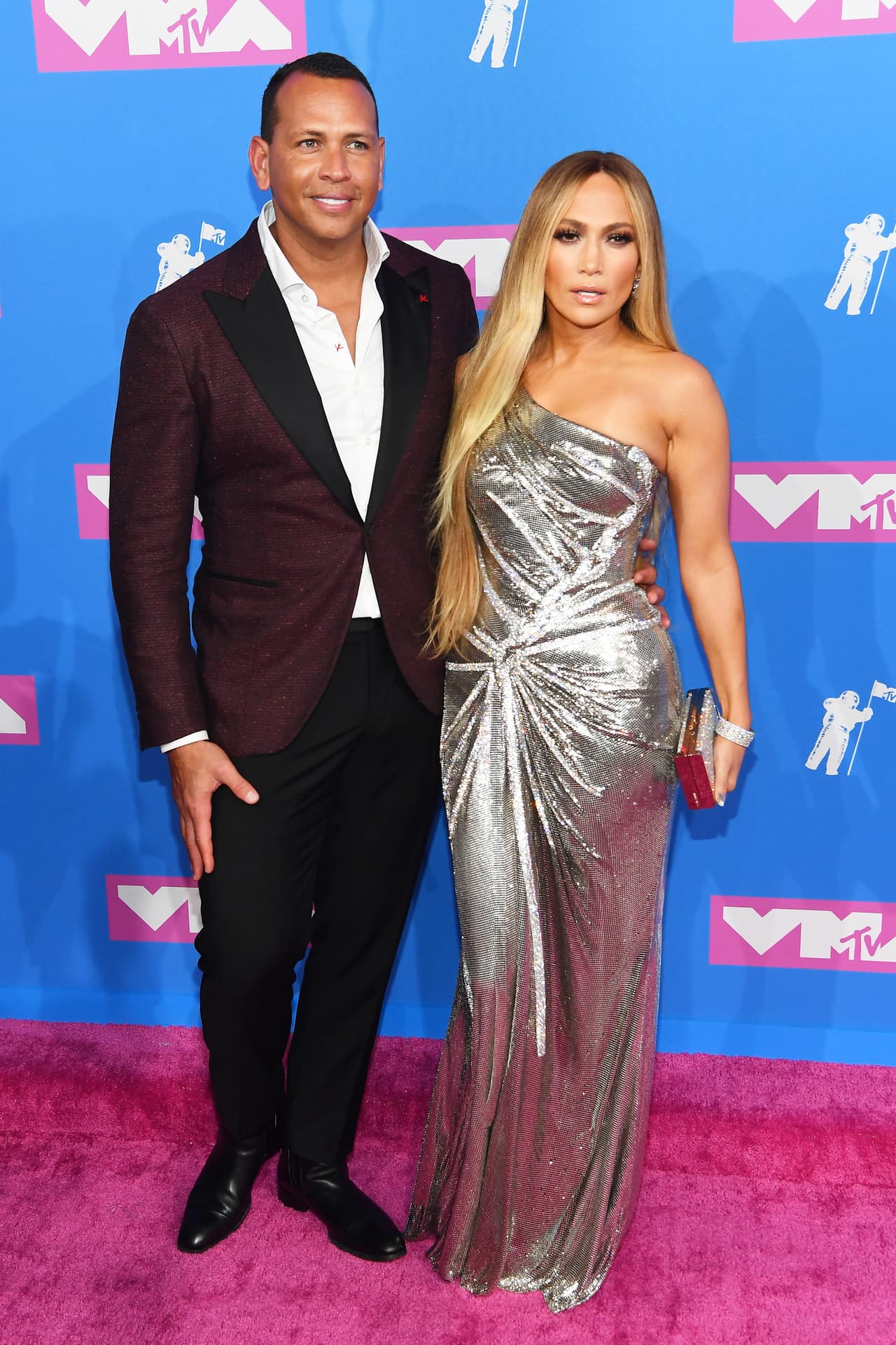 Enfundada en un vestido de lamé plateado de Versace, la 'diva del Bronx' fue premiada con un reconocimiento especial por su trayectoria.