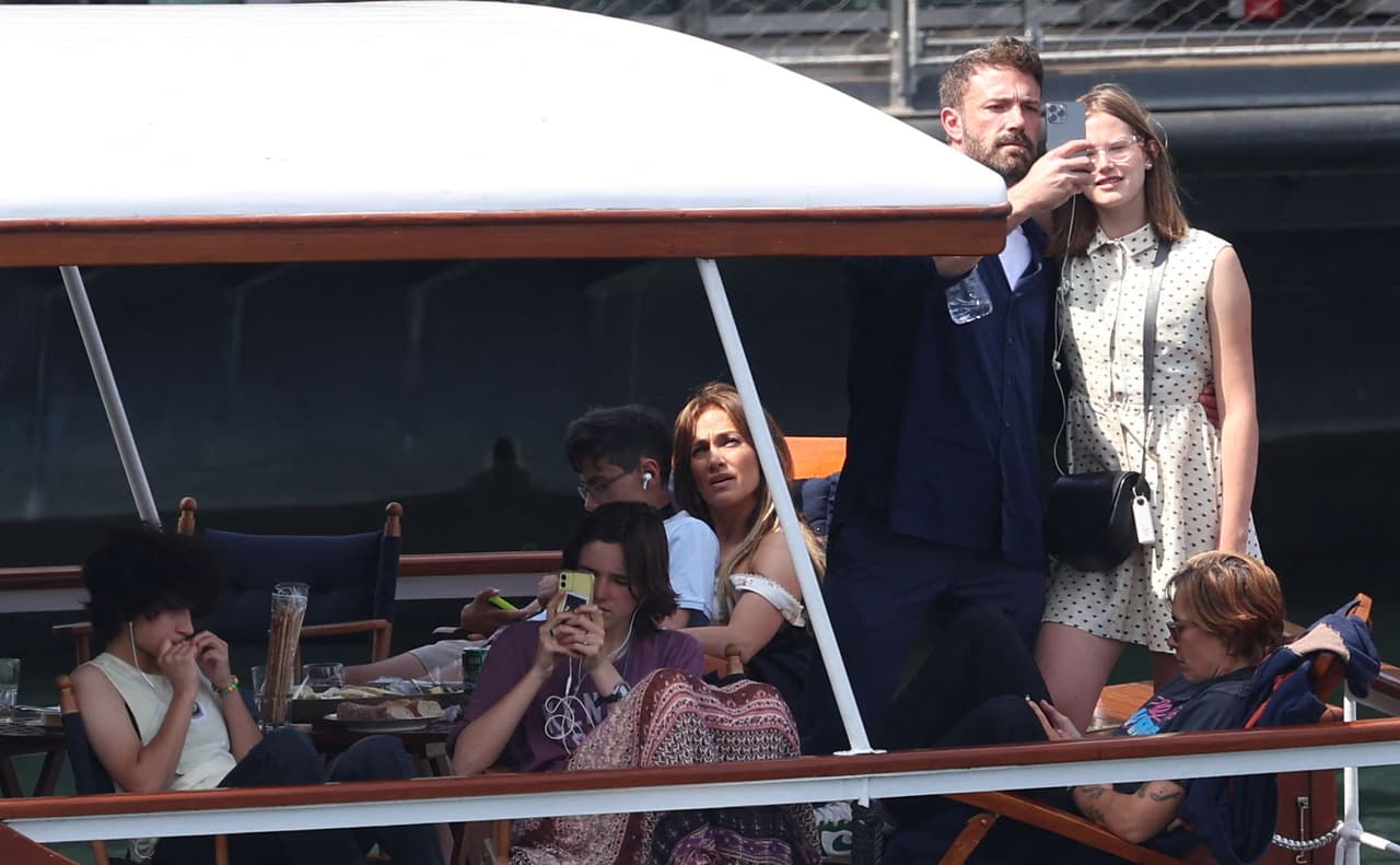 Mientras el actor estuvo despierto, convivió de manera activa con su familia, ya que se le vio charlando y tomando fotos.
<br>