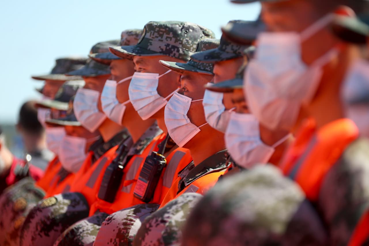 Soldados chinos con mascarillas para protegerse del 
<a href="https://www.univision.com/temas/coronavirus">coronavirus</a>. Un vocero del Ministerio de Defensa de China declaró que la participación de su país en este momento crítico por la pandemia tiene el objetivo de “fortalecer la cooperación estratégica entre los ejércitos chino y ruso”, según reseñó 
<a href="http://www.xinhuanet.com/english/2020-07/30/c_139252091.htm"><u>Xinhua, una agencia de noticias oficial de China</u></a>.