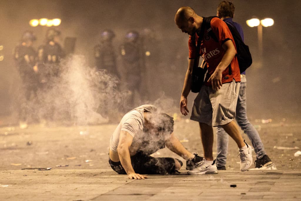 La madrugada en París fue escenario de enfrentamientos entre la Policía y cientos de personas tras la celebración del título de Francia en el Mundial de Rusia 2018.