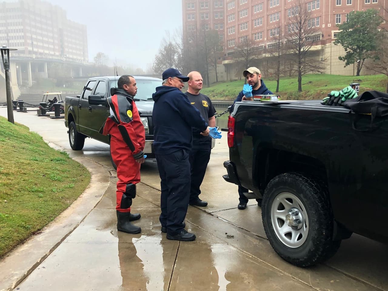 Detectives de la División de Homicidios de la Policía de Houston fueron despachados a la cuadra 1000 de la calle Commerce, cerca de la intersección con San Jacinto St, en el centro de la ciudad tras el reporte de un cuerpo flotando en el arroyo Buffalo. “Hemos recuperado el cuerpo, pero no tenemos más información de este caso hasta ahora. La investigación está en curso”, se lee en un tuit de la agencia.