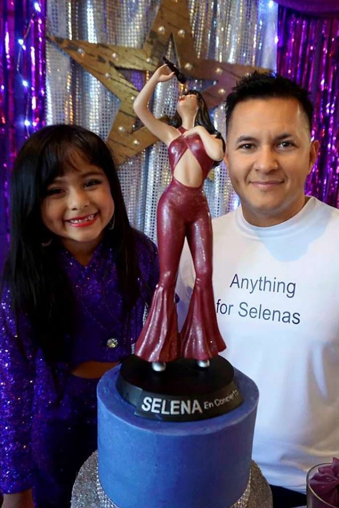 Ayvah vive en San Angelo, Texas, a 390 millas de Lake Jackson, donde nació Selena Quintanilla.