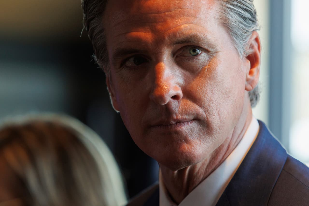 El gobernador de California, Gavin Newsom, publicó en redes sociales lo siguiente: "El presidente Biden ha sido un presidente extraordinario, haciendo historia: un líder que ha luchado arduamente por la gente trabajadora y ha logrado resultados asombrosos para todos los estadounidenses. Pasará a la historia como uno de los presidentes más impactantes y desinteresados. Gracias, @JoeBiden"
<br>