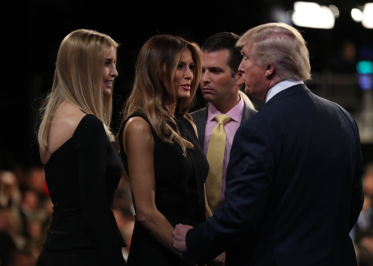 Ivanka Trump, de 35 años, ha mantenido un nivel de autoridad en los negocios familiares que su padre no le ha otorgado a ninguna de sus esposas o de sus otros hijos. "Creo que su padre de verdad la escucha, y cuando digo que lo hace, quiero decir que su padre la respeta mucho y no solo porque sea su hija",
<b><a href="http://www.theweek.co.uk/us-election-2016/73022/ivanka-trump-who-is-donald-trumps-daughter-and-proxy-wife">ha dicho a los medios Carl Icahn un amigo cercano de la familia Trump.</a></b>
<br>