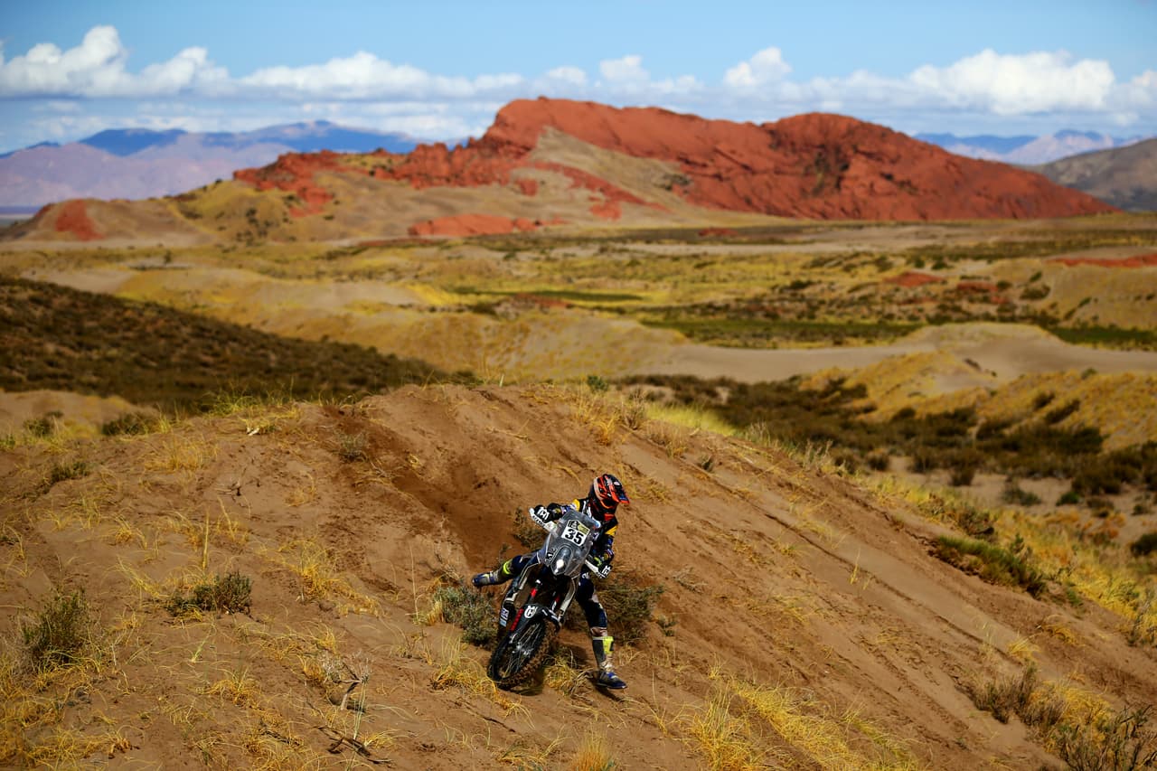 El rally Dakar es la primera gran competencia del año en automovilismo y motociclismo, en recorridos por lugares desérticos en los que los competidores incluso arriesgan su vida. En medio de esa exigencia, la belleza de la naturaleza, multicolor y diversa, adorna la carrera en Suramérica.