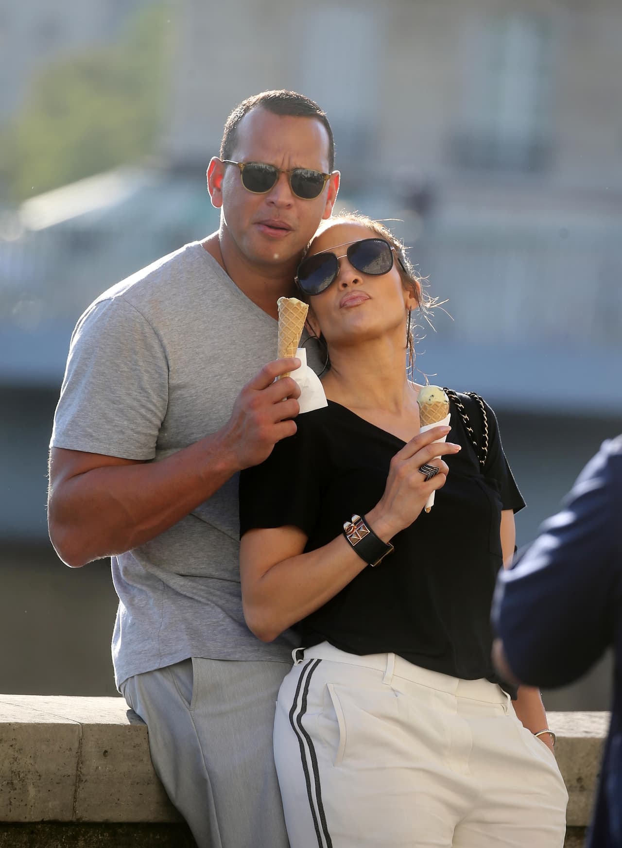 Alex Rodríguez fue quien más rápido comió, aunque un poquitín del helado le cayó en la barbilla, muy cerca de donde Jennifer López descansaba su cabeza.